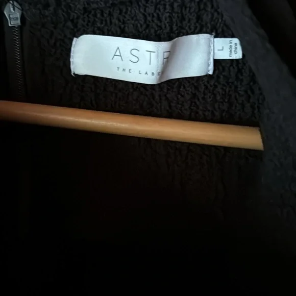 ASTR the label black square shoulder textured blouse Large - Picture 4 of 7